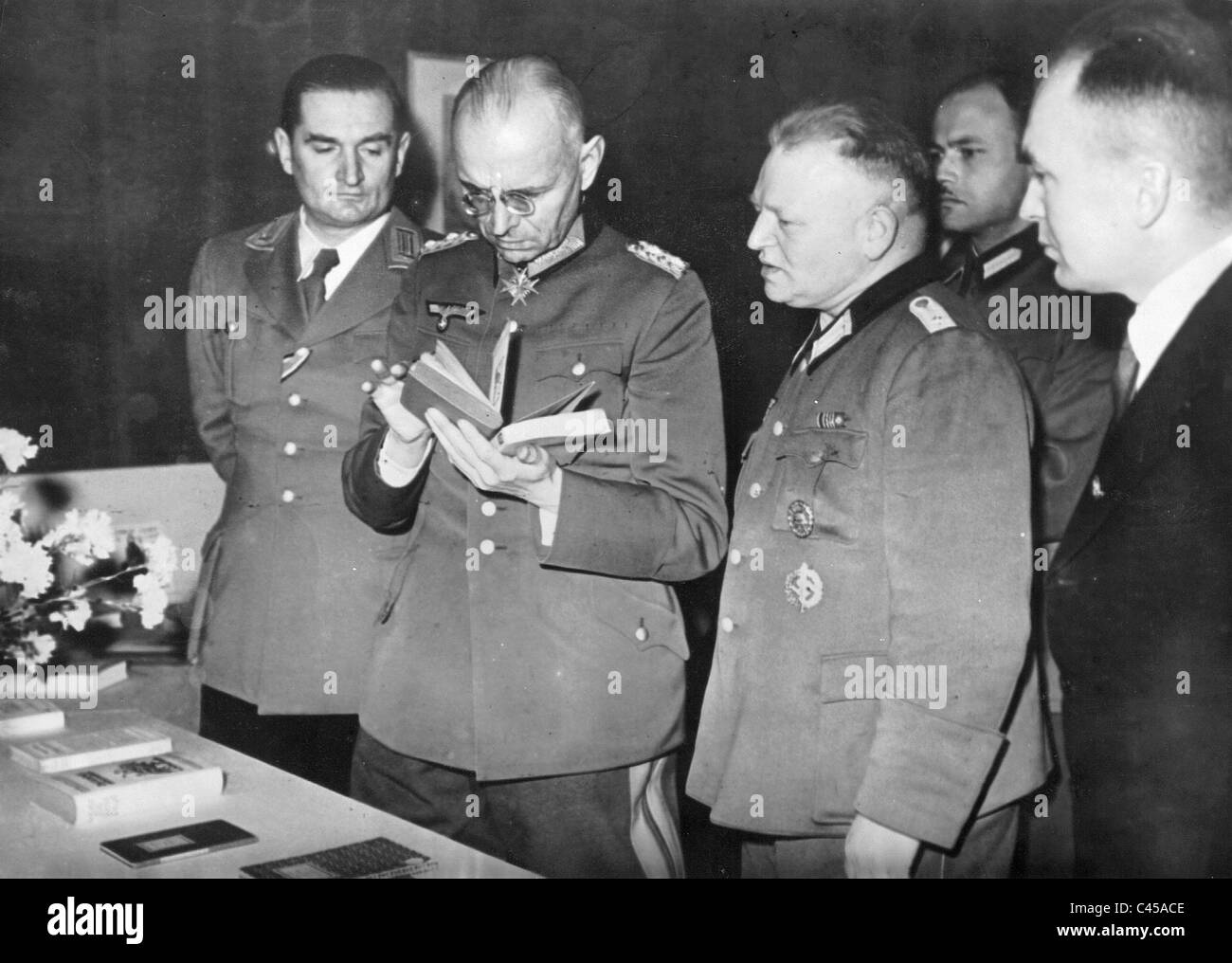 Alexander von Falkenhausen besucht die deutsche Buch-Show in Brüssel, 1942 Stockfoto