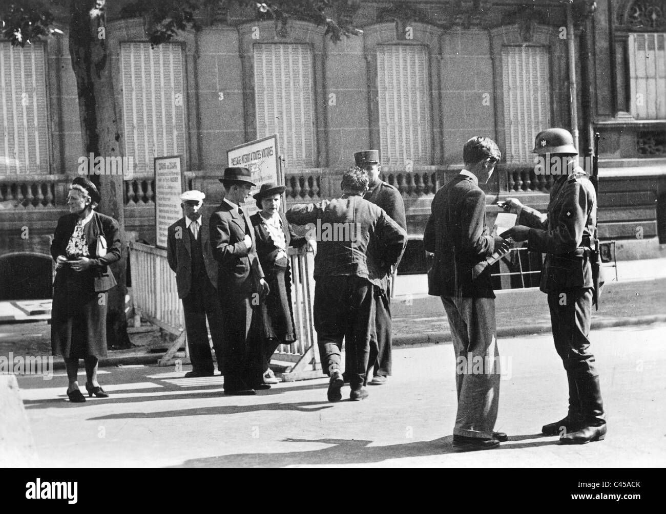 Deutsche Soldaten vor dem Hotel Majestic in Paris, 1940 Stockfoto
