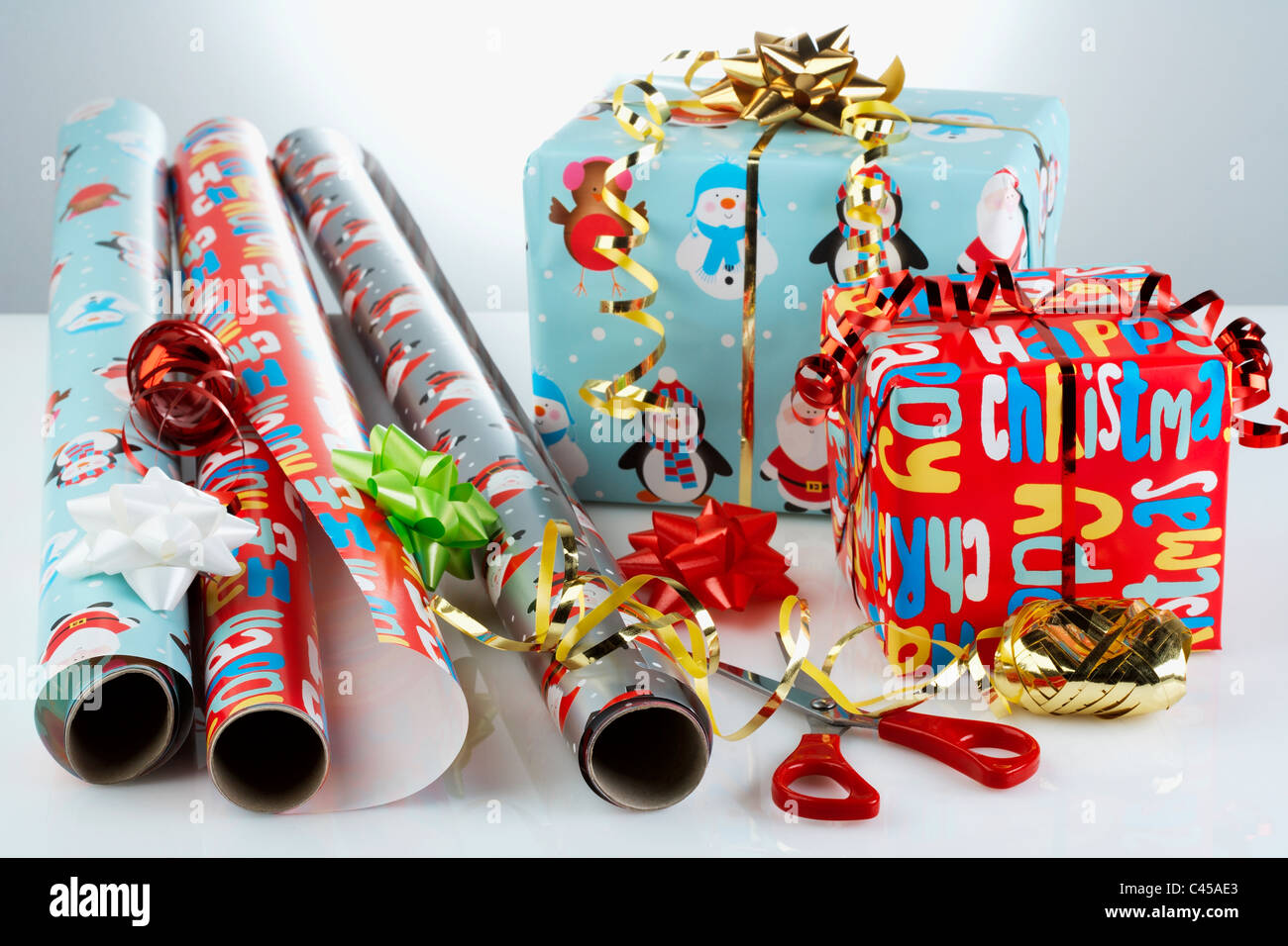 Weihnachtsgeschenke mit Packpapier und Schere, close-up Stockfoto