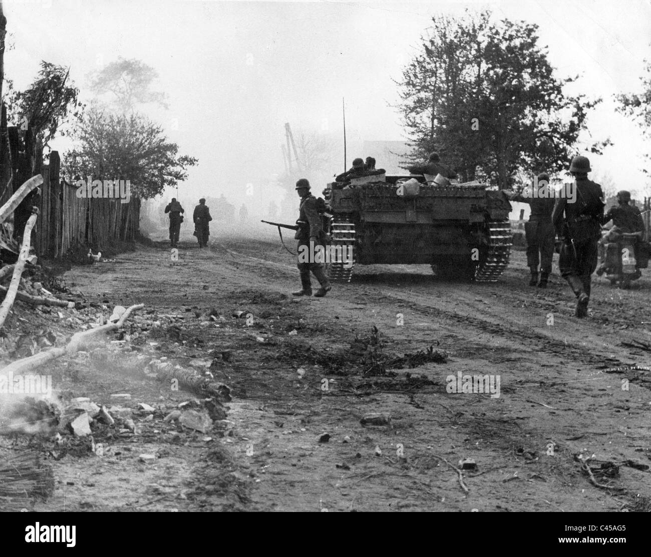 Deutsche Soldaten in einem Dorf an der Ostfront, 1941 Stockfoto