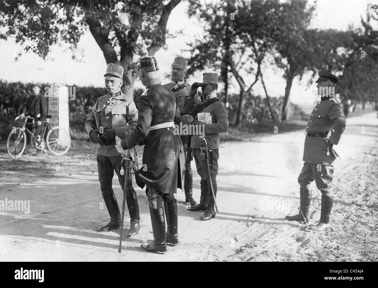 Franz Freiherr von Hoetzendorff weist darauf hin, dass der deutsche Kaiser Manöver, 1913 Stockfoto