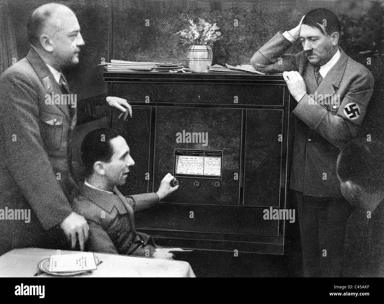 Hitler, Goebbels und Wagner in der Nähe von Radio bei der Saarland-Abstimmung, 1935 Stockfoto