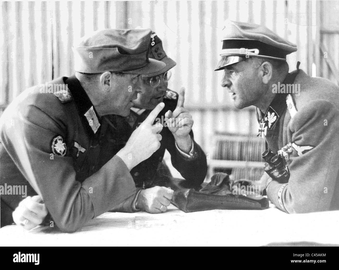 Sepp Dietrich im Gespräch mit Offizieren in Griechenland, 1941 Stockfoto