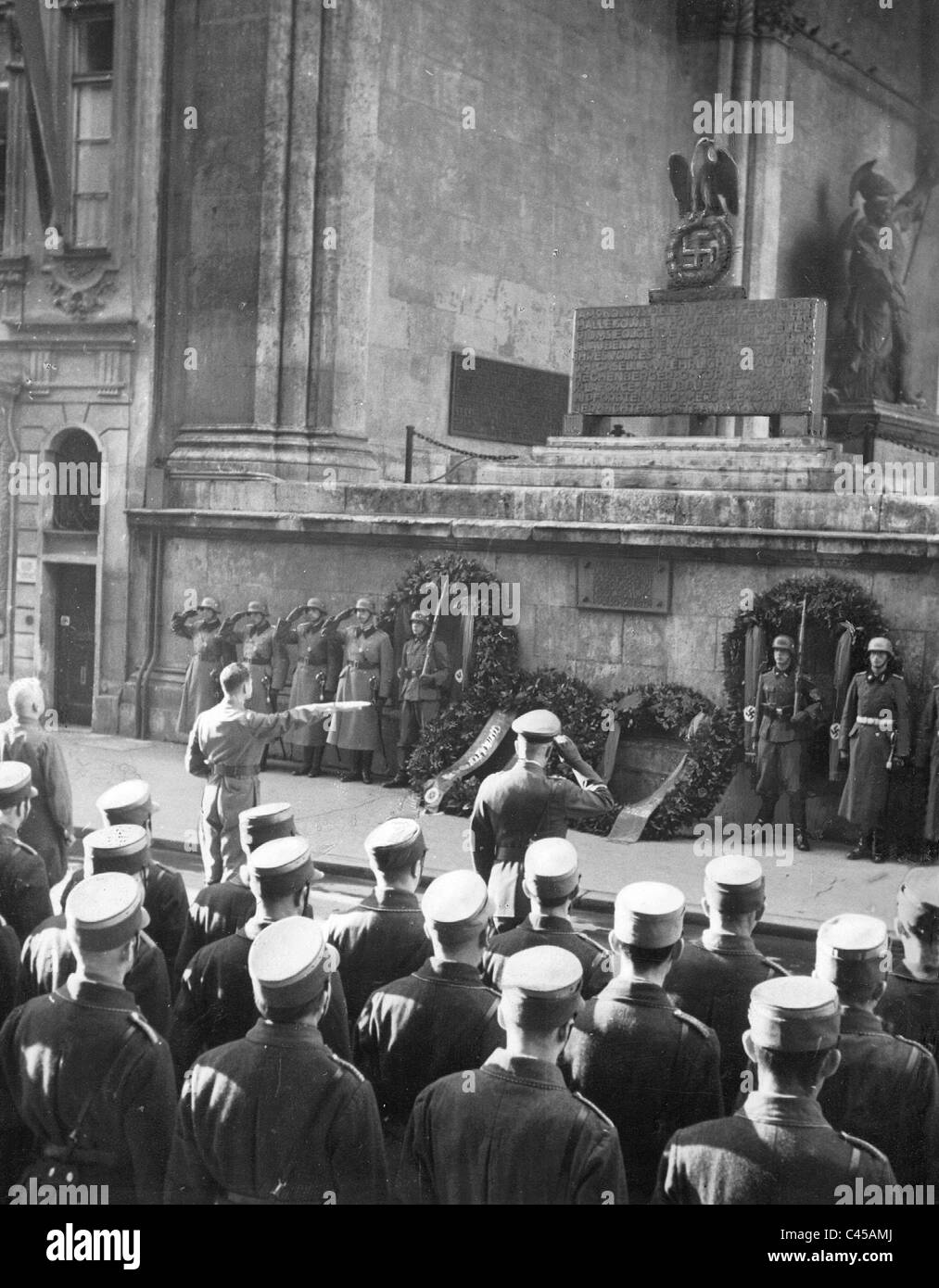 Adolf Hitler zu Ehren der Toten von 1923, 1939 Stockfoto