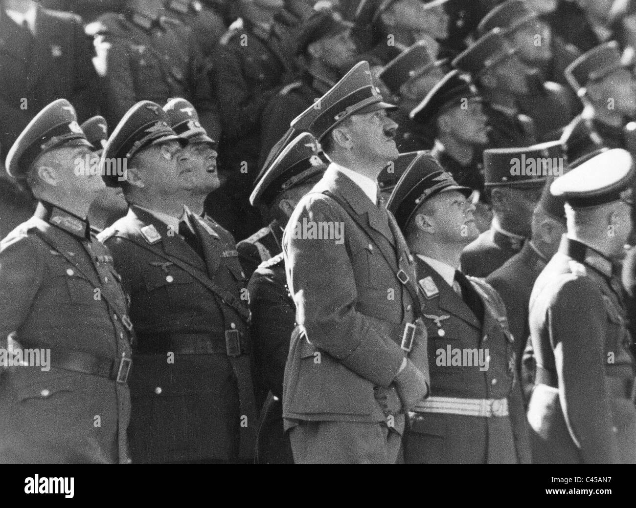 Wilhelm Keitel, Hugo Sperrle, Adolf Hitler, Erhard Milch in einer Überführung der Luftwaffe in Wien, 1938 Stockfoto