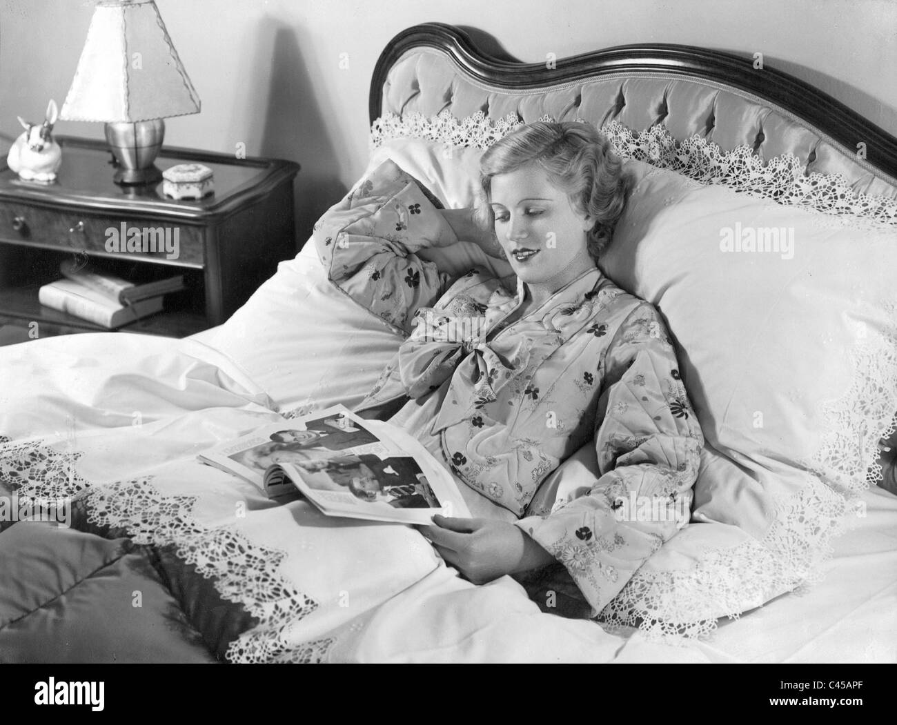 Frau im Bett, 1934 Stockfoto