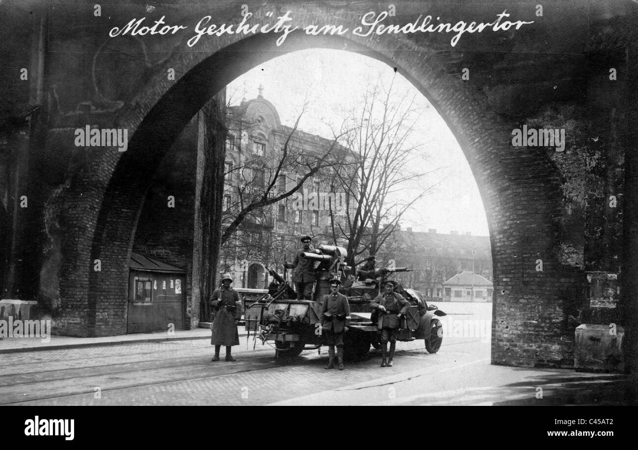 Motorisierte Gewehr am Sendlinger Tor während der Eingabe der weißen Truppen in München, 1919 Stockfoto