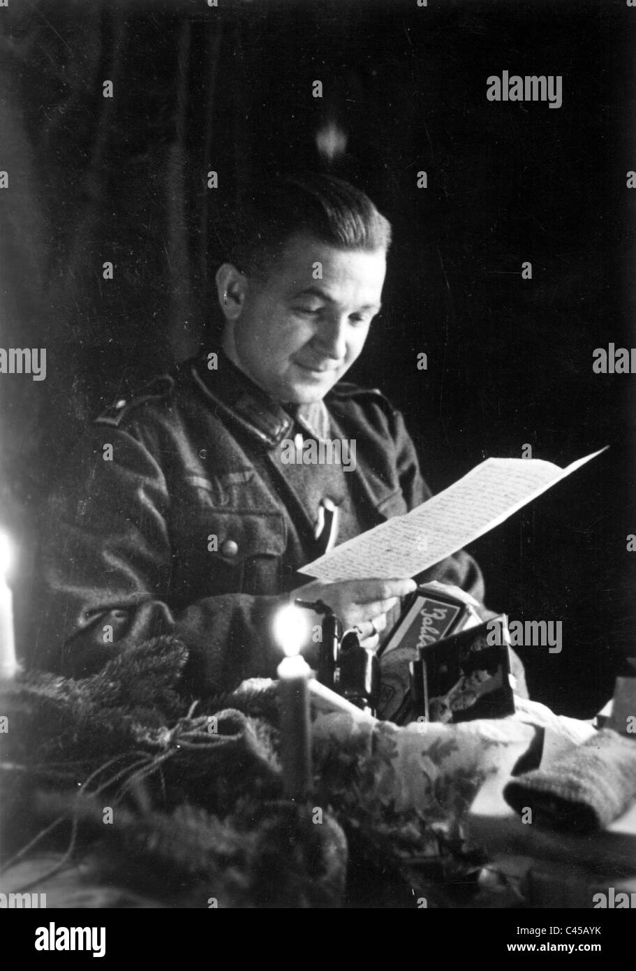 Soldat liest einen Brief, 1941 Stockfoto