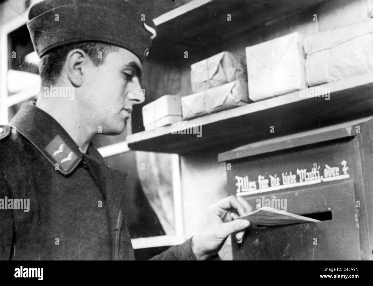 Nazi-deutschen Soldaten an ein Postfach für Feldpost, 1940 Stockfoto