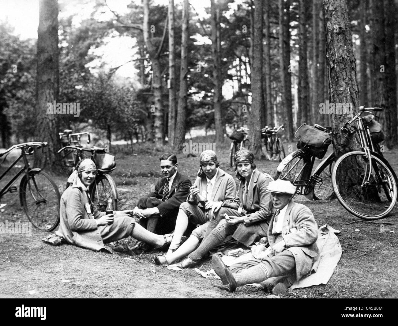 Picknick mit Fahrrädern, 1920er Jahre. Stockfoto