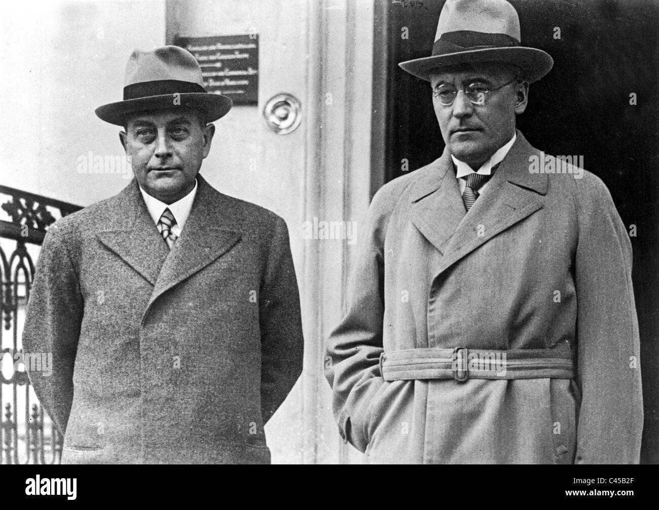 Julius Curtius und Heinrich Bruening vor der deutschen Botschaft Stockfoto