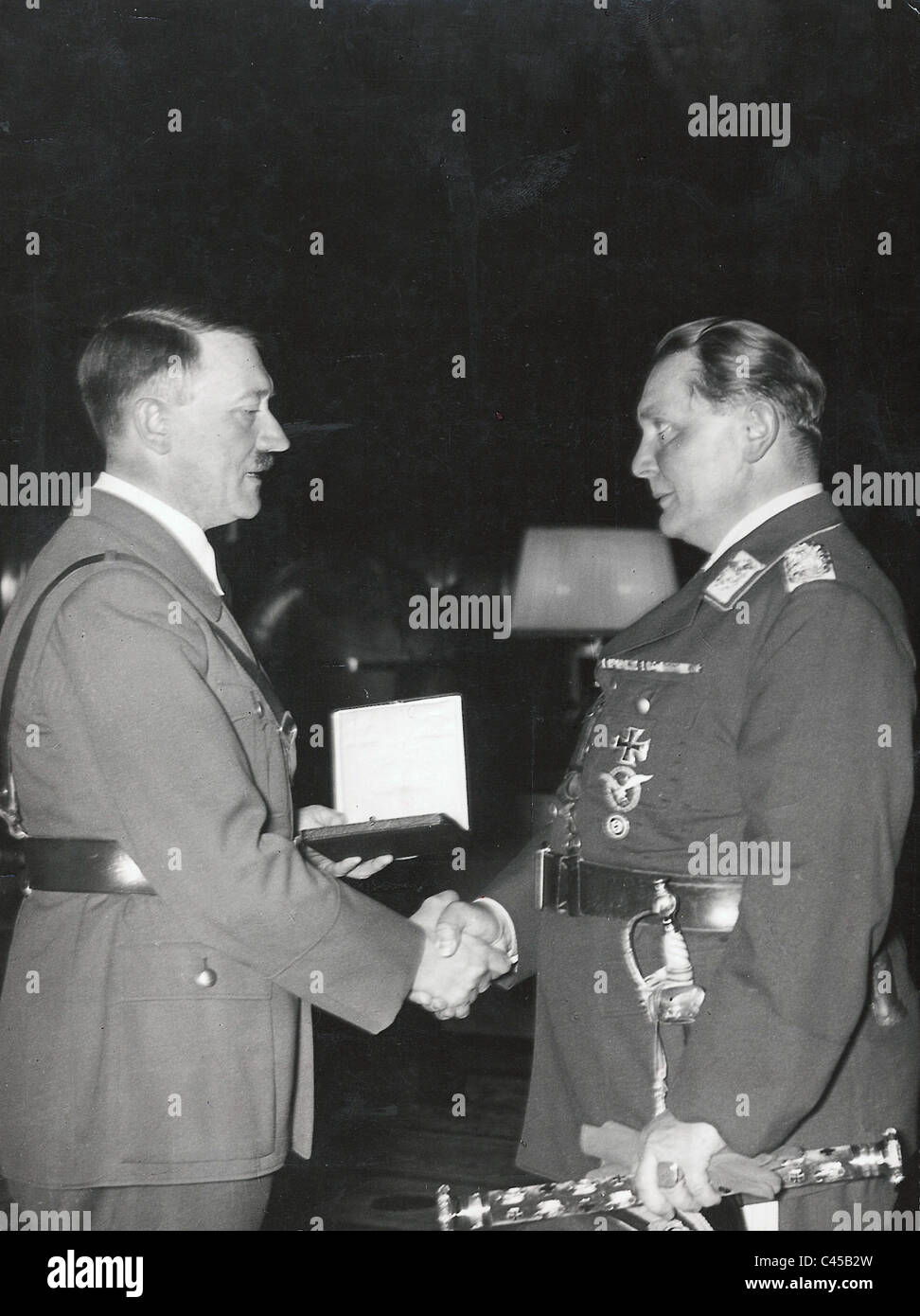Adolf Hitler verleiht Goering 1939 das Ritterkreuz Stockfoto