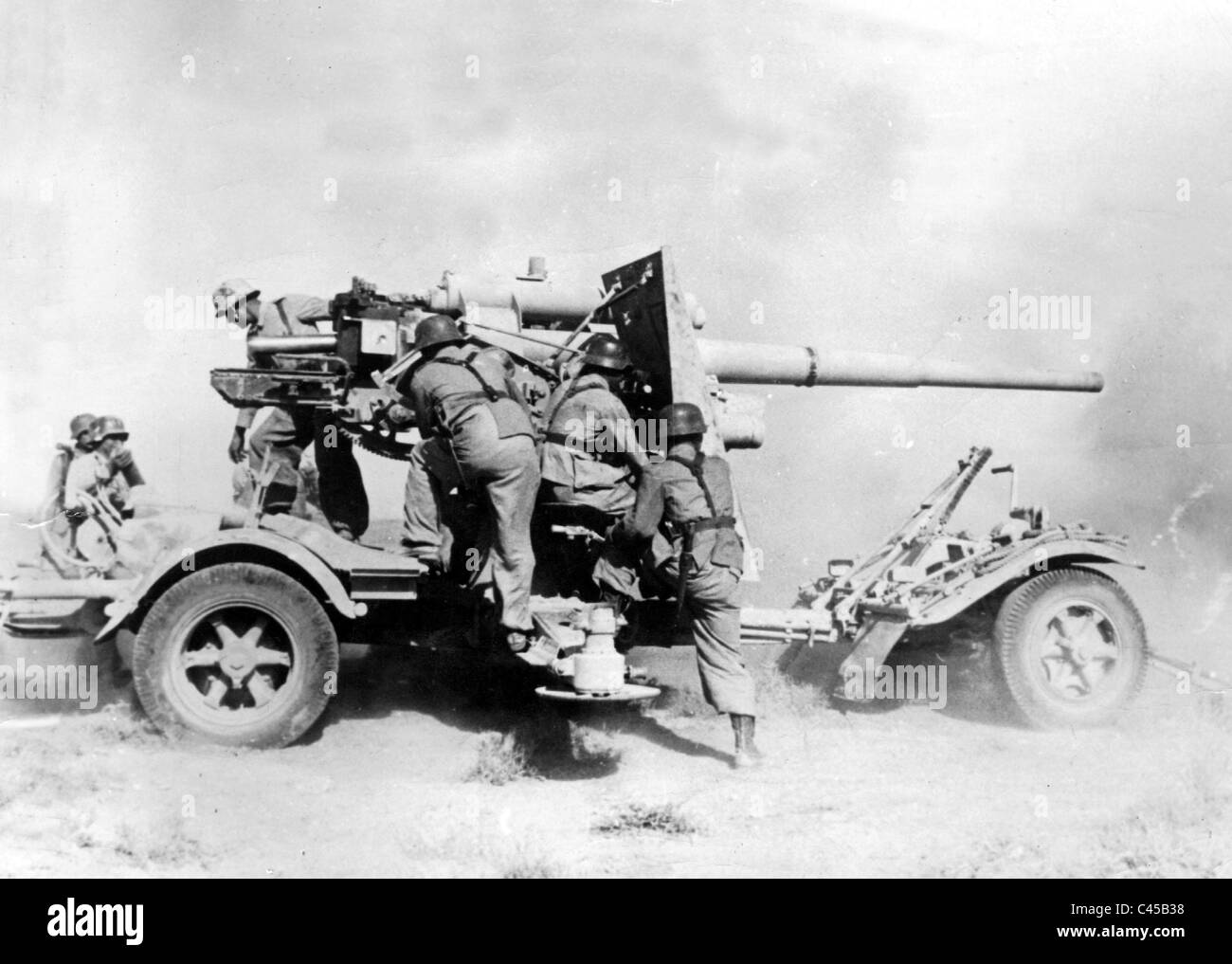 Deutsche 8, 8cm Flak 36 in der Schlacht von El Alamein 1942 Stockfoto