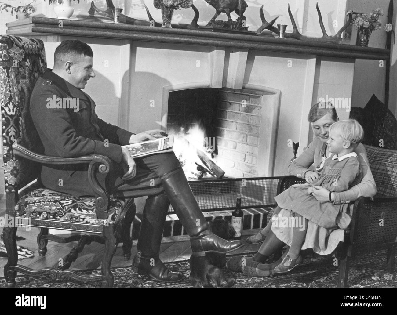 Familie am Kamin, 1936 Stockfoto