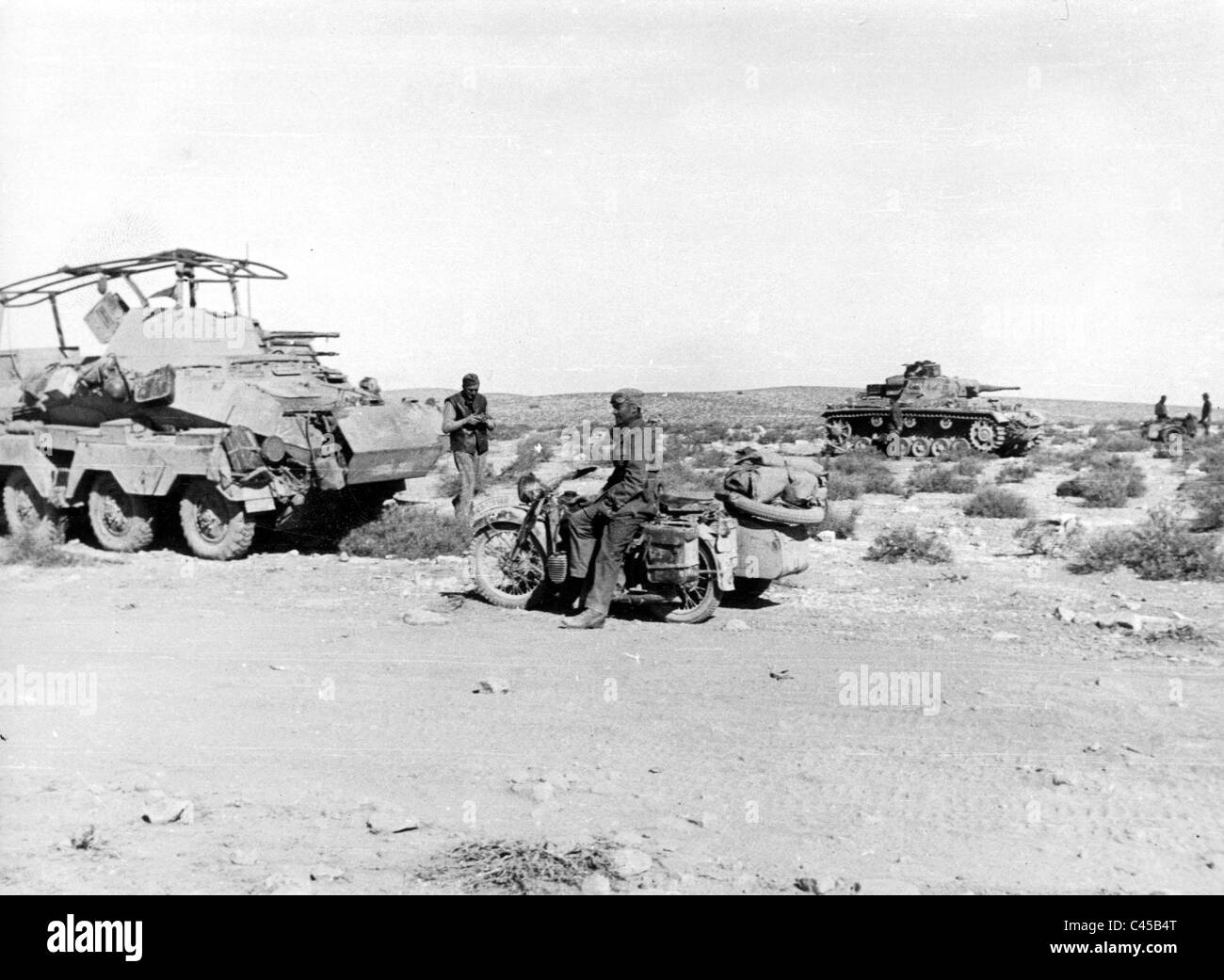Gepanzerter Spähwagen und Panzer III des Afrika-Korps, 1942 Stockfoto