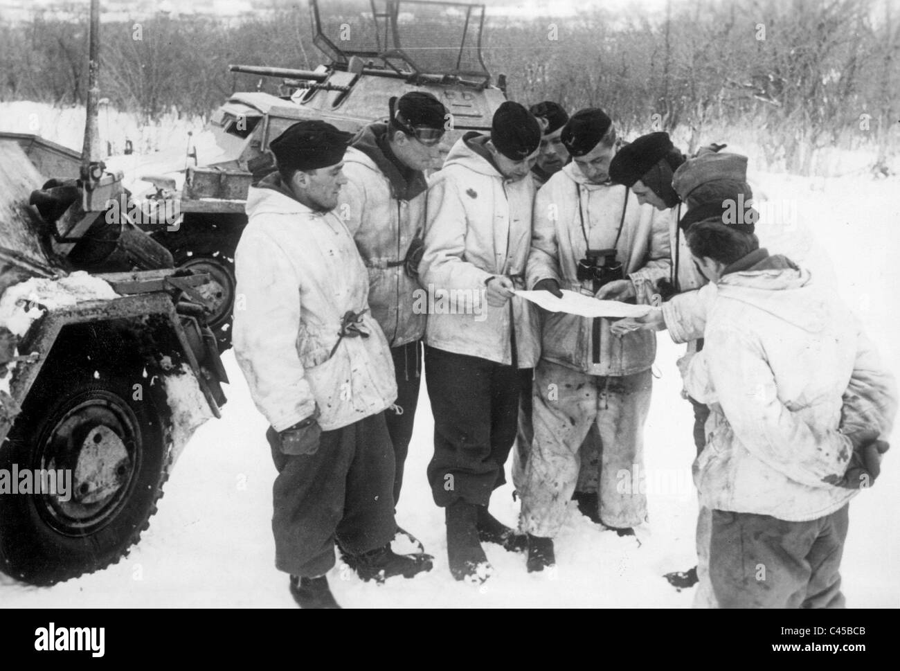 Deutsche Licht gepanzerten Fahrzeug Crew bei einer Nachbesprechung, 1943 Stockfoto