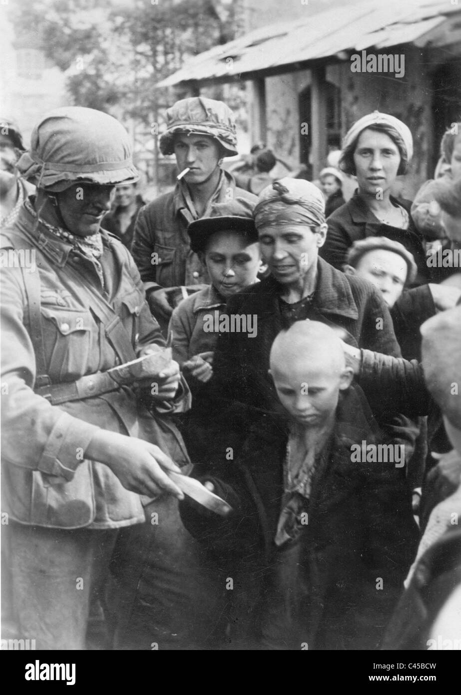 Nazi-deutschen Soldaten verteilen Lebensmittel in Sewastopol, 1942 Stockfoto