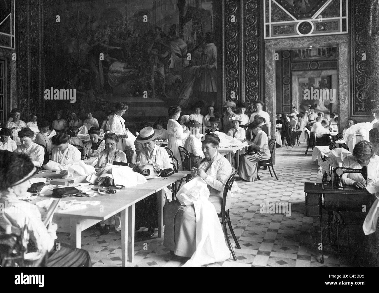 Frauen Nähen Kleider für die Verwundeten, 1914 Stockfoto