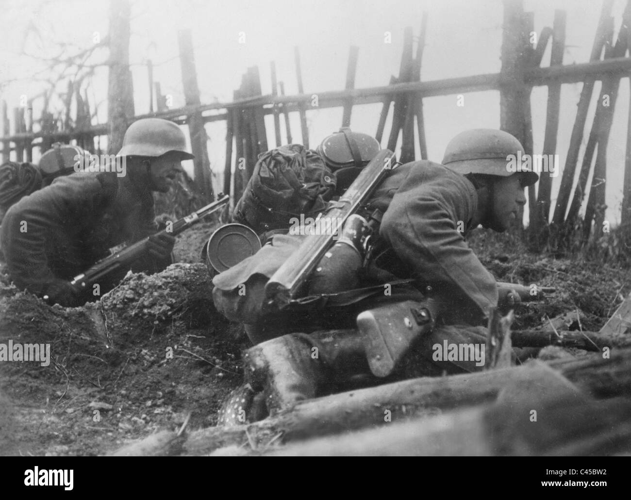 Nazi-deutsche Soldaten bei einem Überfall an der Ostfront, 1941 Stockfoto