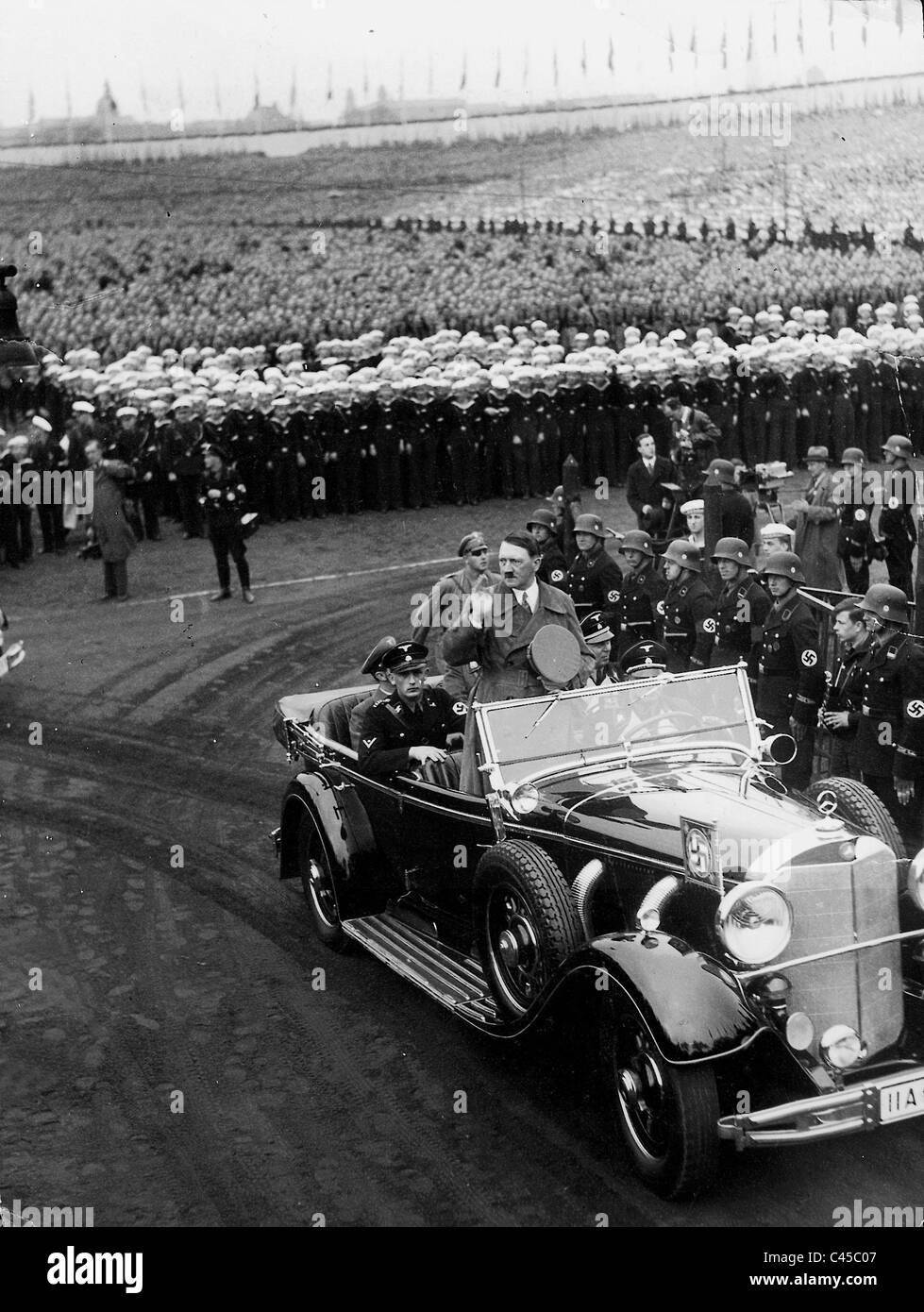 Adolf Hitler in das Auto verlässt eine Kundgebung am 1. Mai 1936 Stockfoto