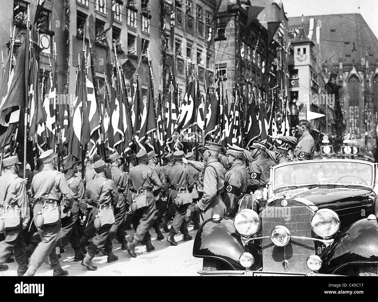 Adolf Hitler nimmt die Parade der SA, 1938 Stockfoto