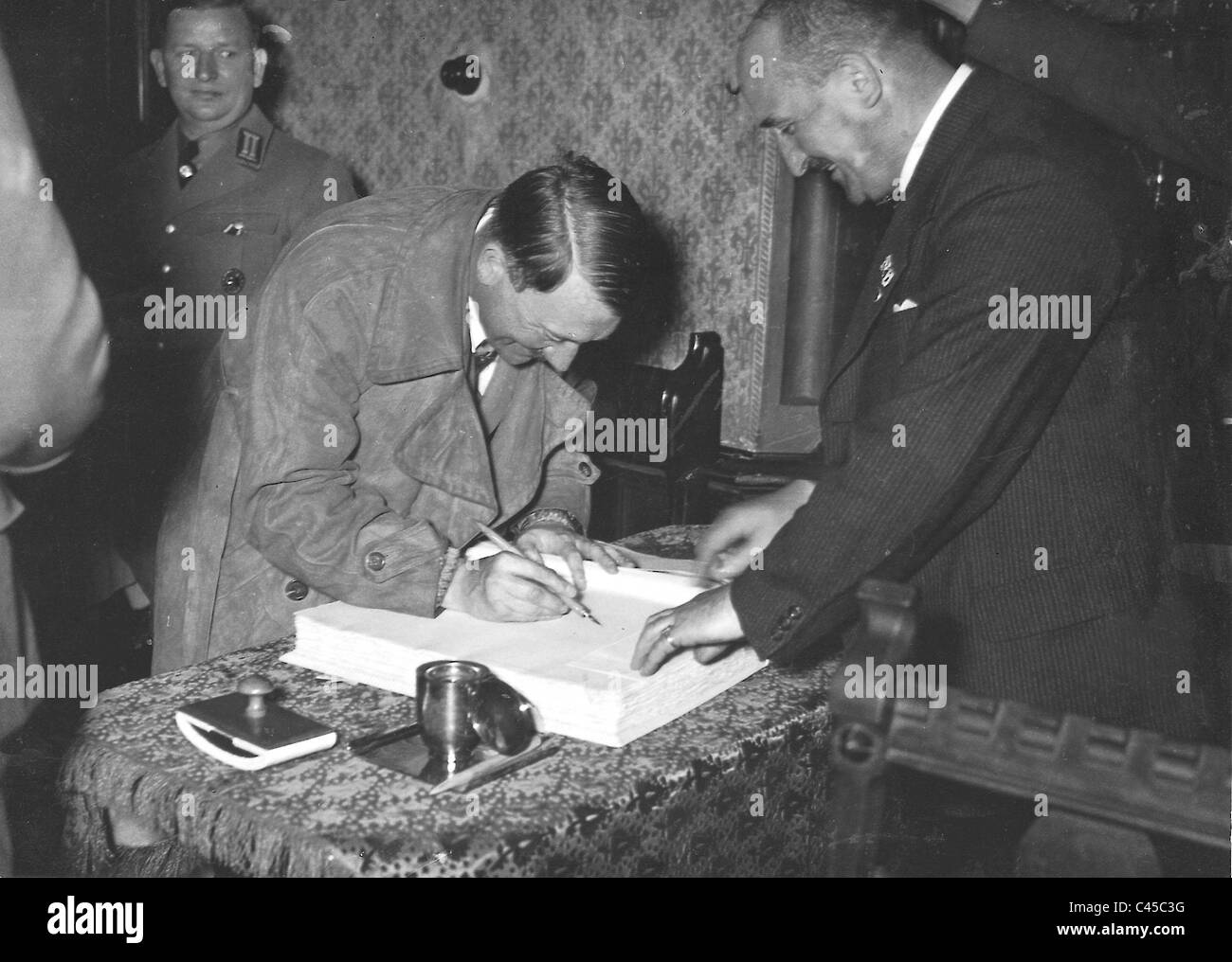 Hitler mit dem Goldenen Buch, München, 1935 Stockfoto