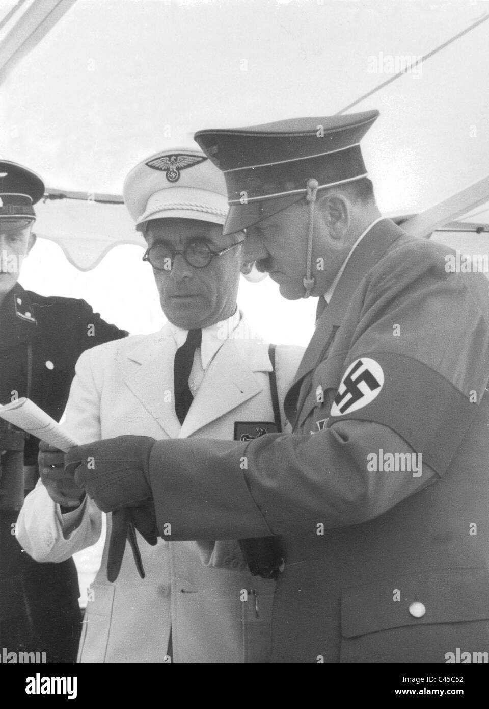 Adolf Hitler, Tschammer und Osten während der Olympischen Spiele 1936 in Kiel Stockfoto