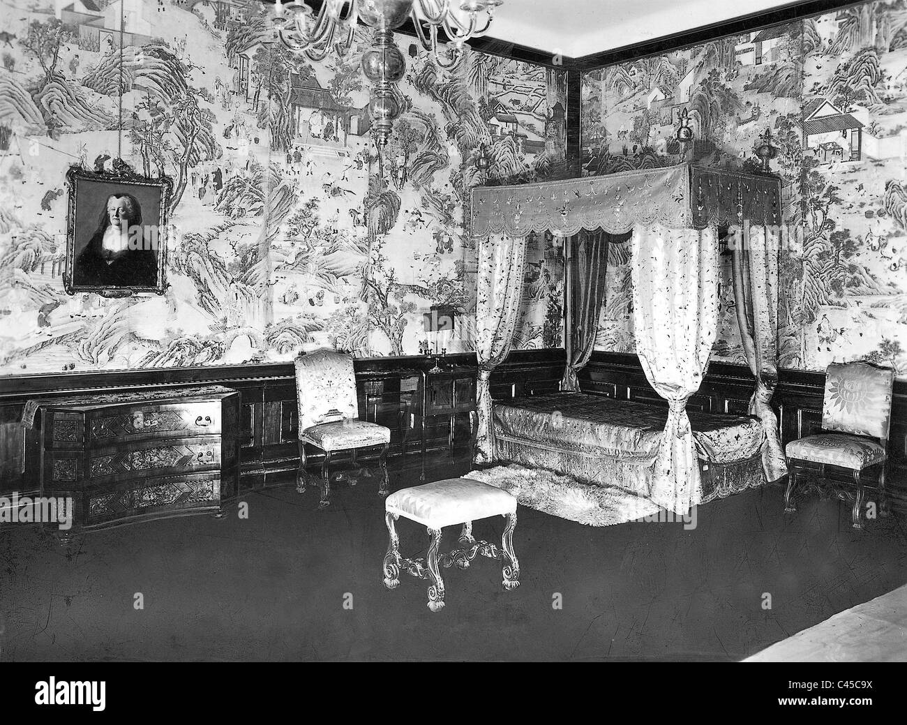 Bett der Kaiserin Maria Theresia in der Wiener Hofburg, 1930 Stockfoto