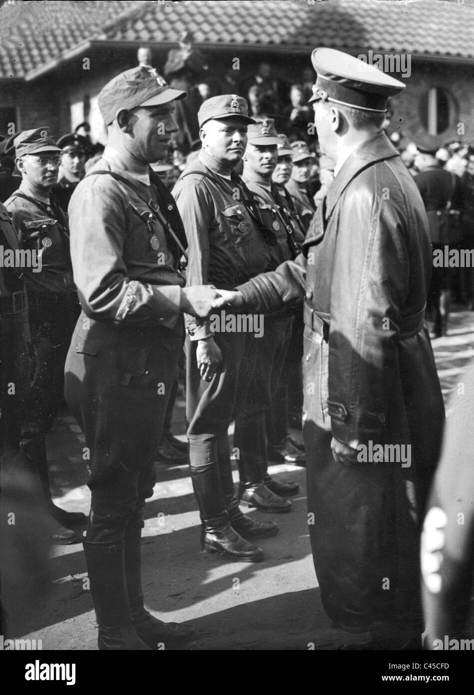 Hitler grüsst NSDAP-Mitglieder im Croessinsee Stockfoto