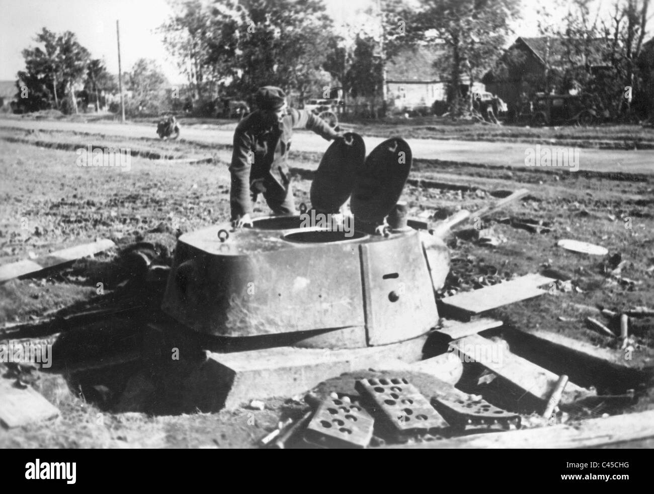 Deutscher Soldat in einer russischen erfasste Position, 1941 Stockfoto