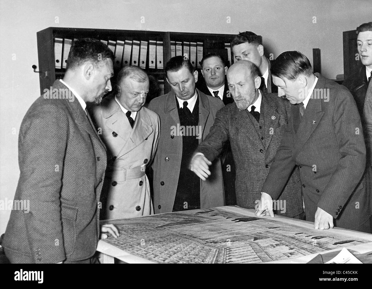 Hitler sieht Pläne für die Kongress-Saal des Deutschen Museums Stockfoto