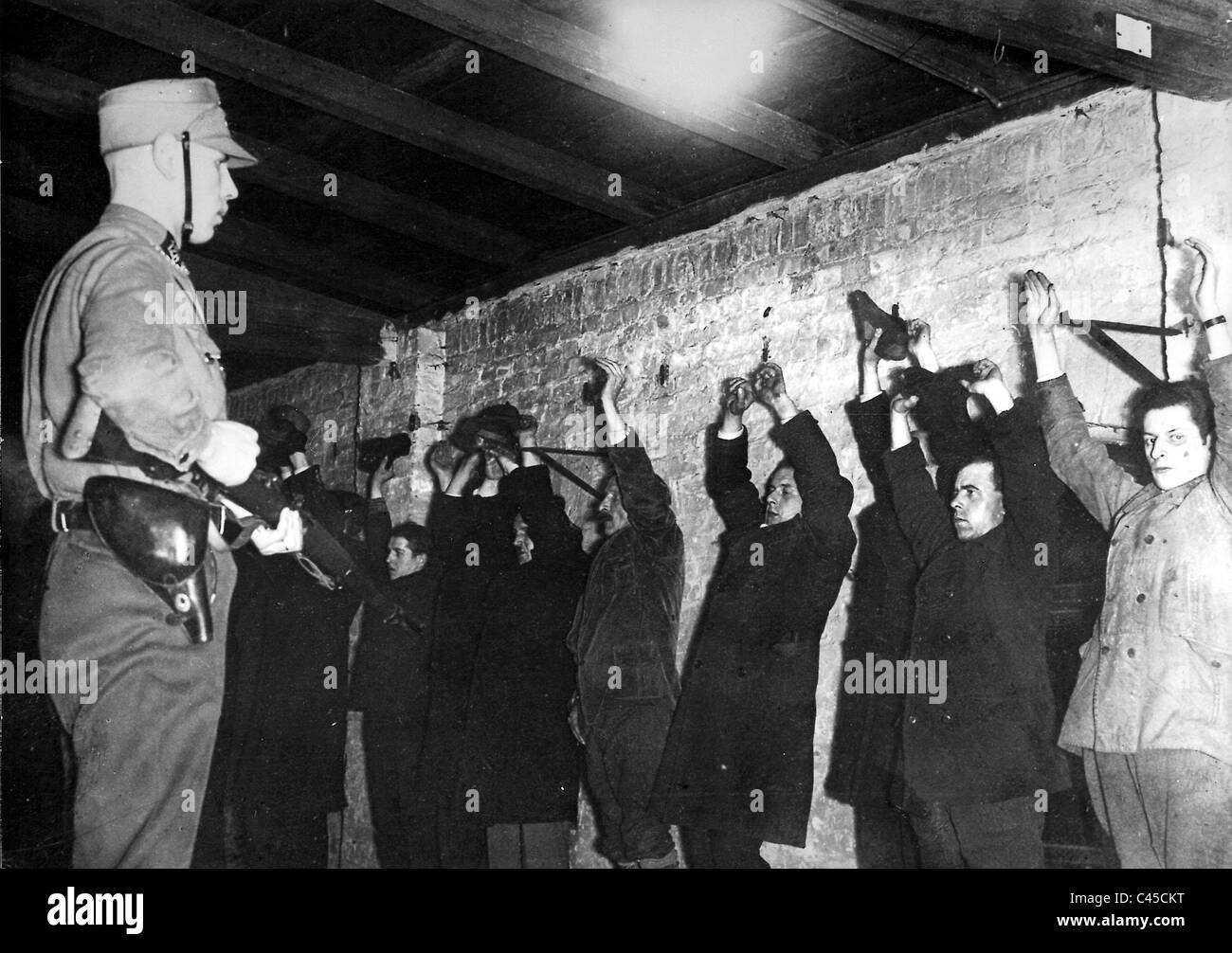 SA Mann mit den Verhafteten politischen Gegnern, 1933 Stockfoto