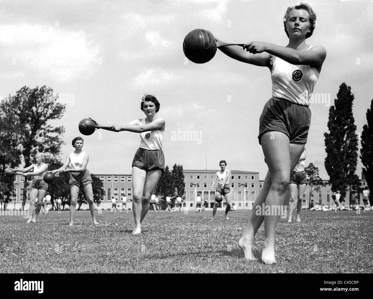 Mädchen von Liga der deutschen Mädchen (BDM) üben Gymnastik, 1939 Stockfoto