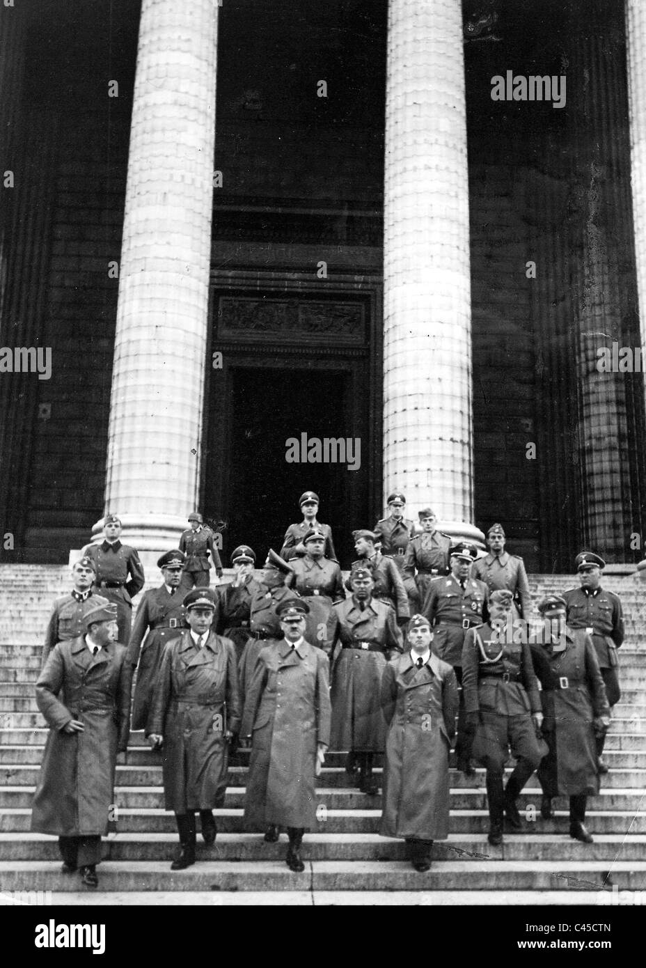 Hitler mit Unternehmen in Paris Stockfoto