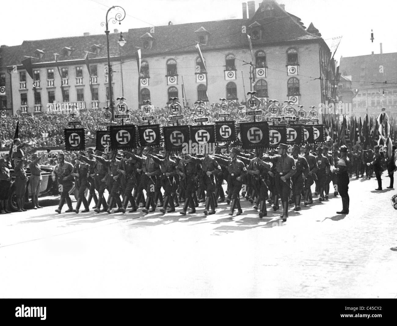 SA-Fahnenträger paradieren für Adolf Hitler in der Nürnberger Innenstadt, 1934 Stockfoto