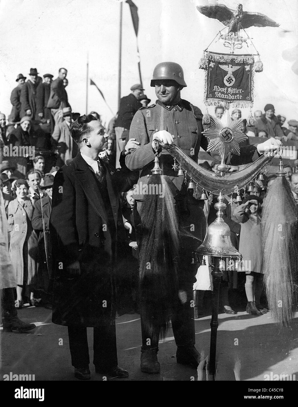 Mitglied der SS neben Österreicher Stockfotografie Alamy