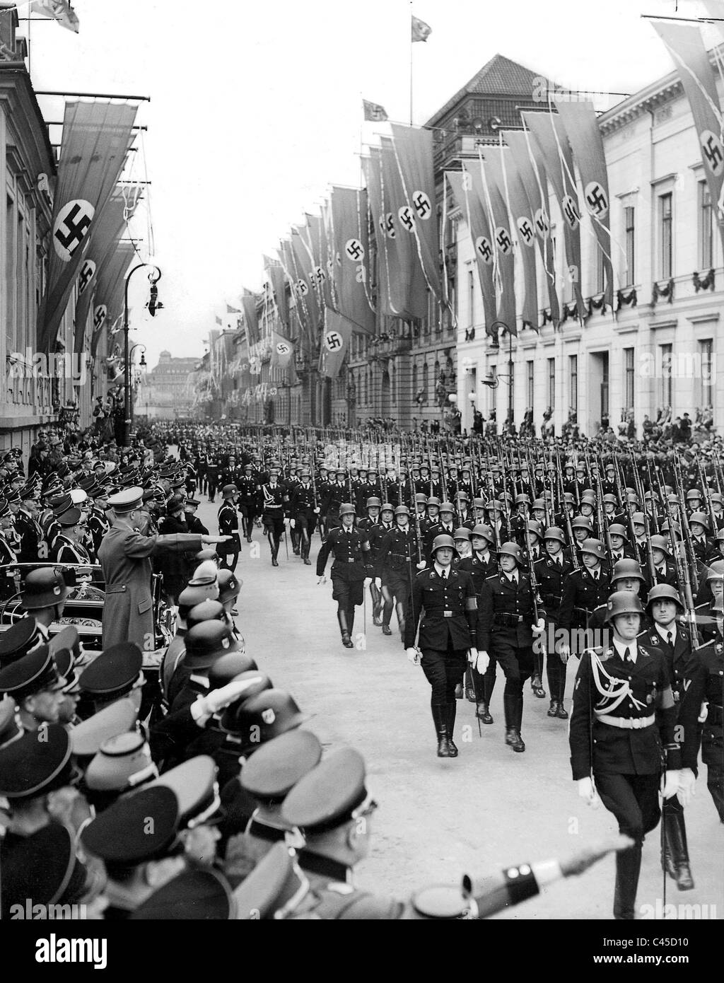Parade der "Adolf Hitlers SS-Wachen" vor Adolf Hitler 1939 Stockfoto