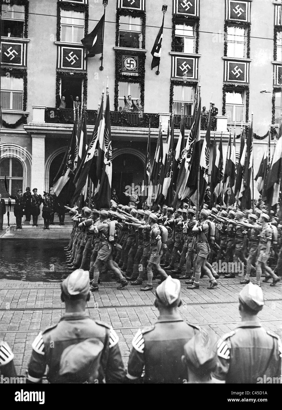 Hitler-Jugend glänzt vor Adolf Hitler in das Hotel "Deutscher Hof", 1936 Stockfoto
