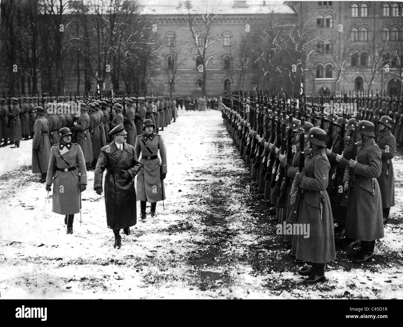 Hitler inspiziert mit Dietrich "Bodyguards" Stockfoto