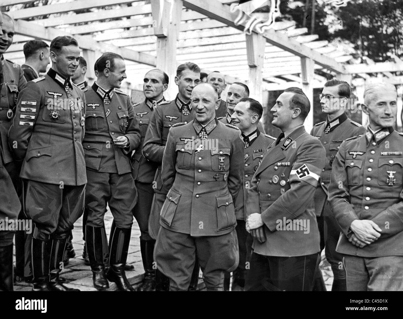 Infanterie Ritter Kreuz Träger im Gespräch mit Artur Axmann Stockfoto