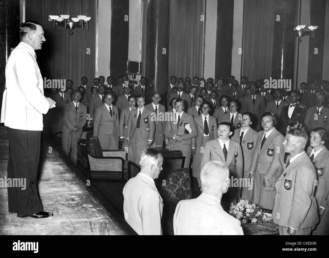 Adolf Hitler mit athletischen deutschen Olympiamannschaft im Jahre 1936 Stockfoto