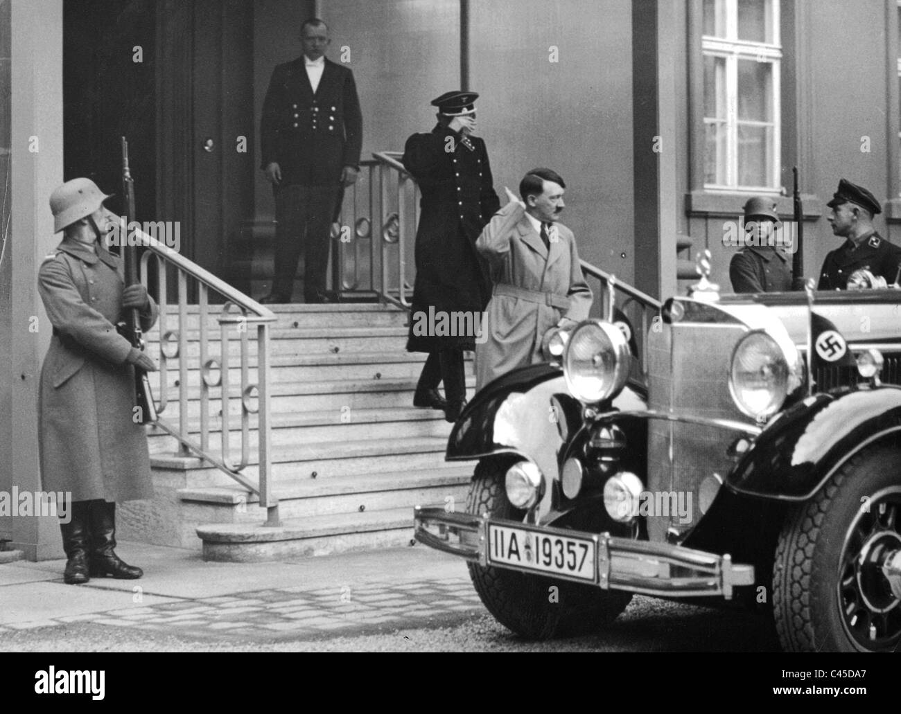 Hitler auf den Stufen des Präsidentenpalastes Stockfoto