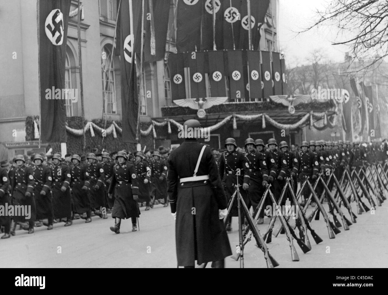 "Leibstandarte SS Adolf Hitler" vor der Kroll-Oper Stockfoto