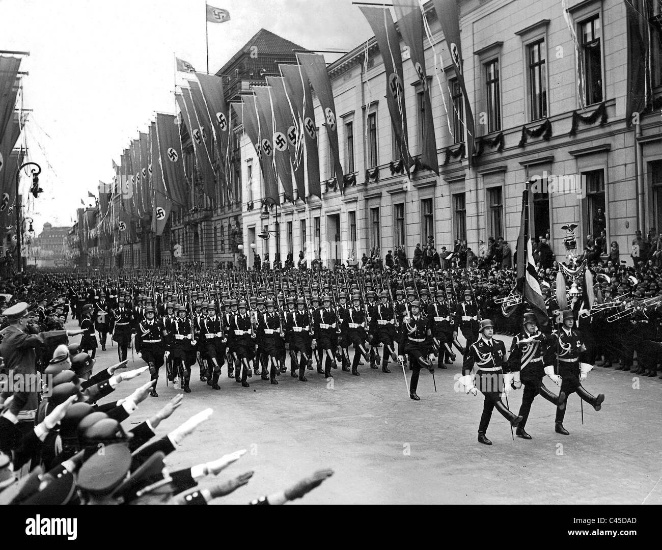 Parade der "Leibstandarte-SS" zu Hitlers Geburtstag Stockfoto