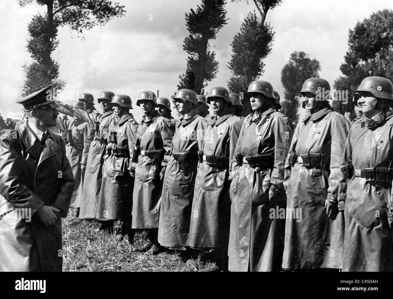 Adolf Hitler besucht Soldaten der Leibstandarte-SS "Adolf Hitler", 1939 Stockfoto
