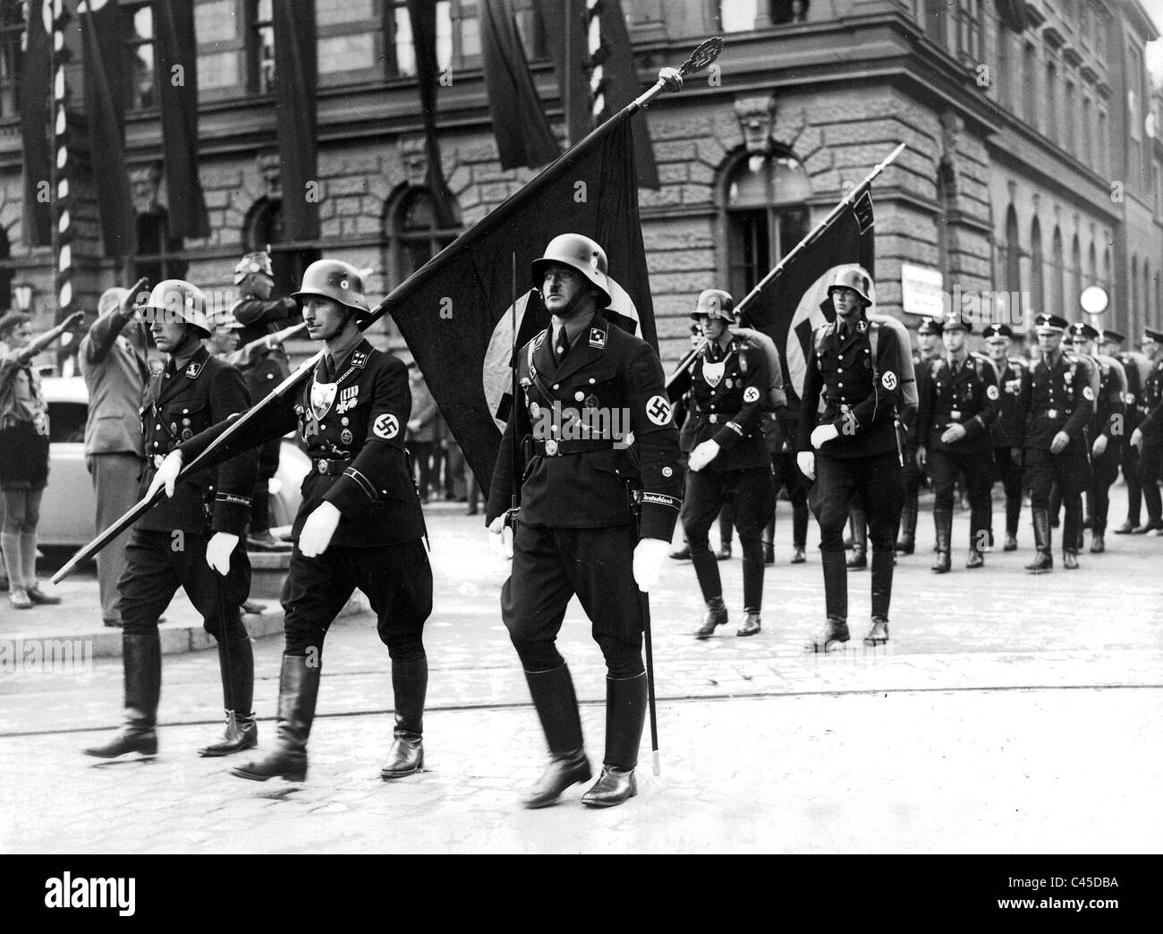 SS-Formation mit "Blut-Fahne" in Weimar Stockfoto