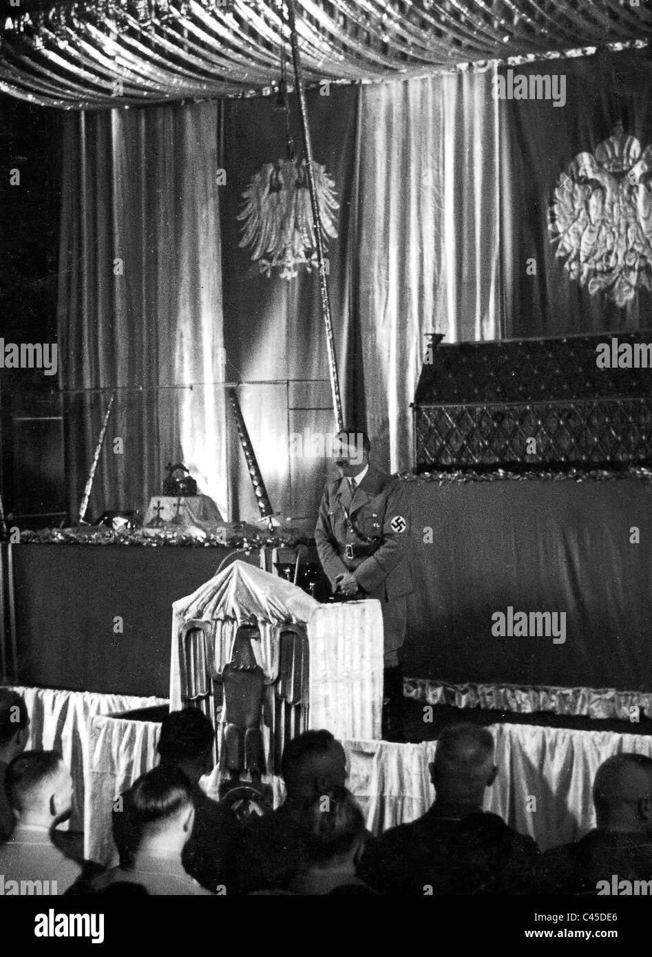 Adolf Hitler mit den kaiserlichen Insignien in Nürnberg, 1934 Stockfoto