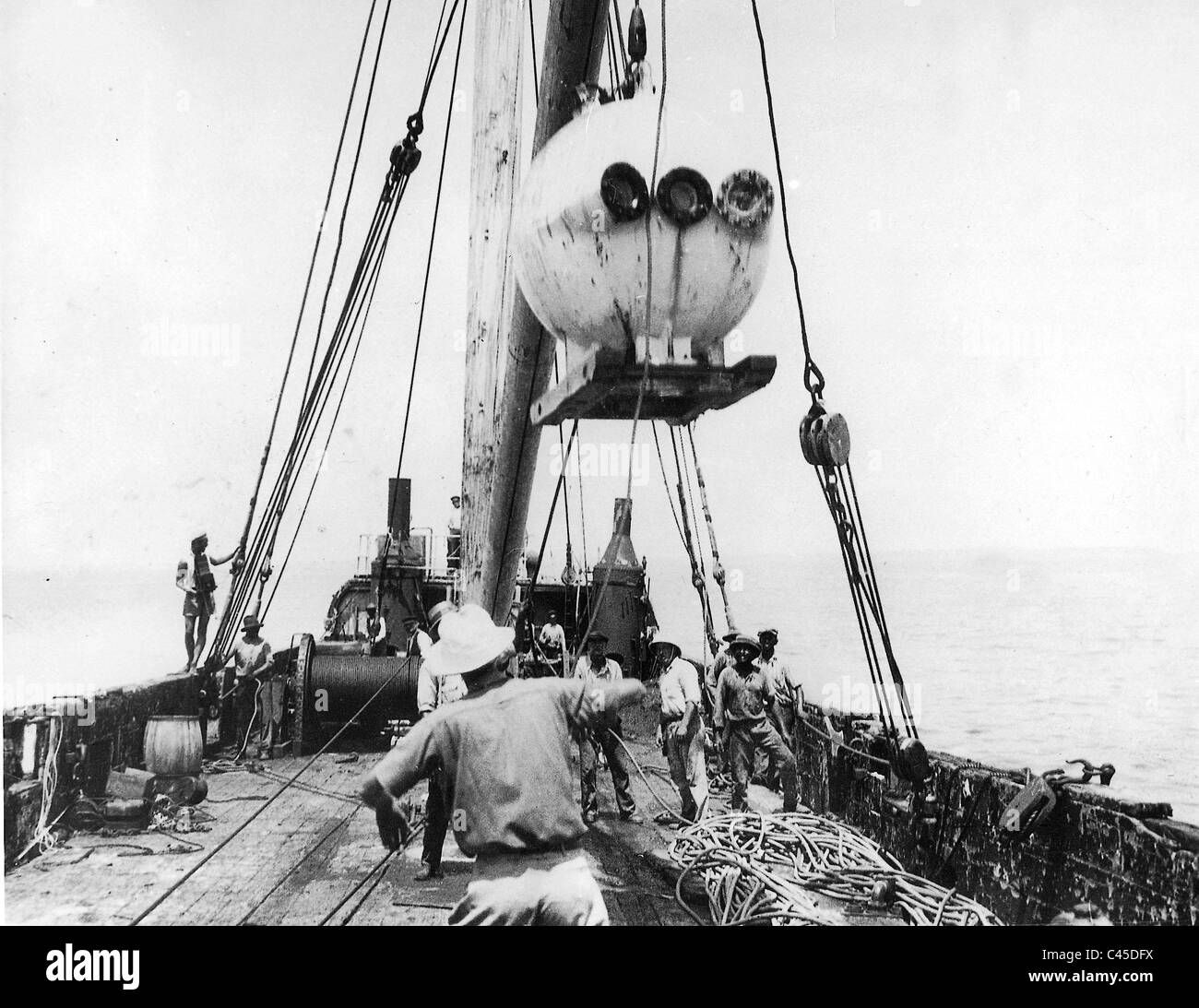 Taucherglocke "Bathysphäre" auf dem Expeditionsschiff, 1932 Stockfoto