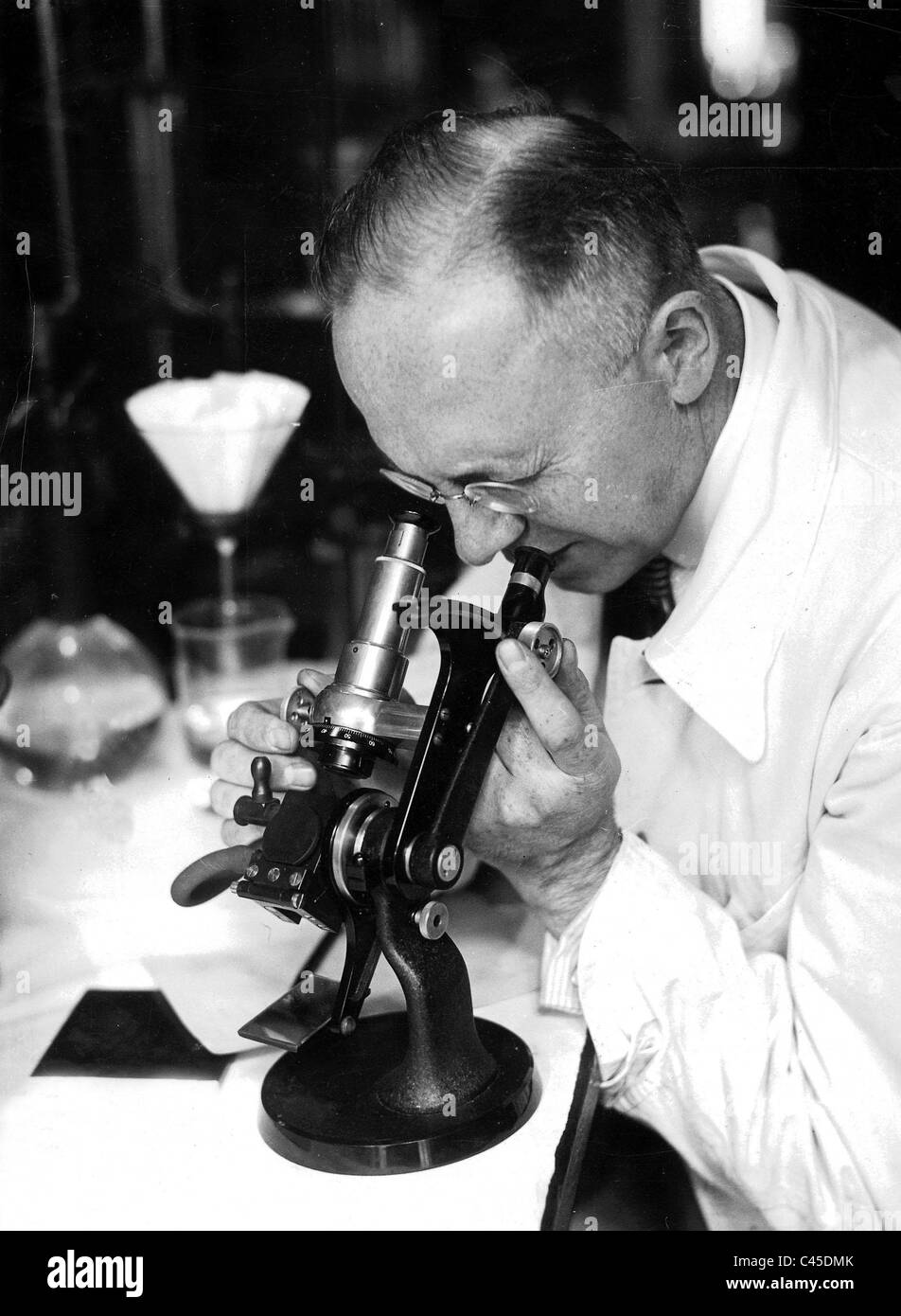 Chemiker am Mikroskop, 1935 Stockfoto