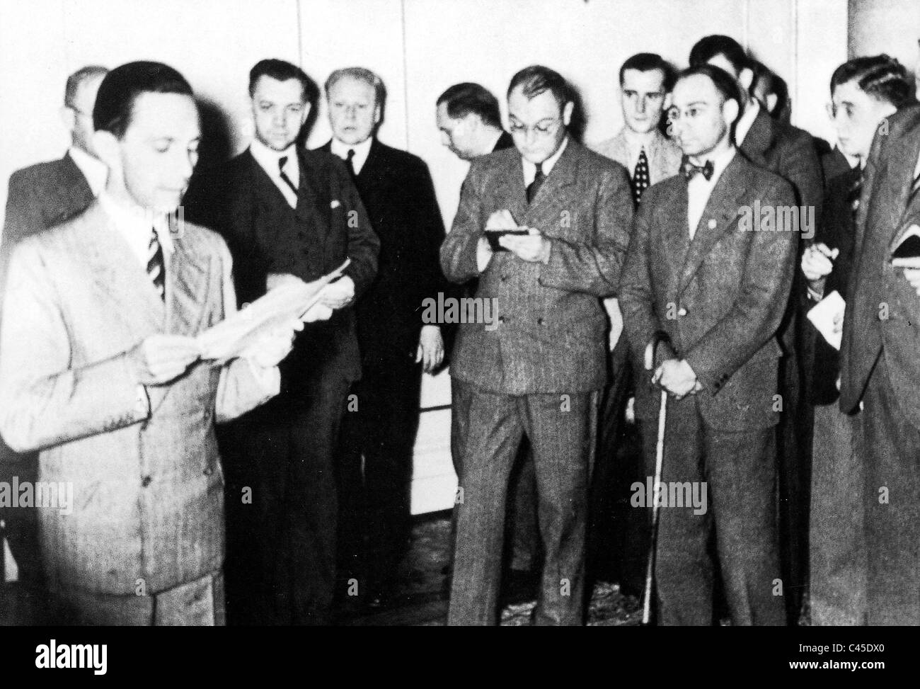 Joseph Goebbels mit Journalisten Stockfoto